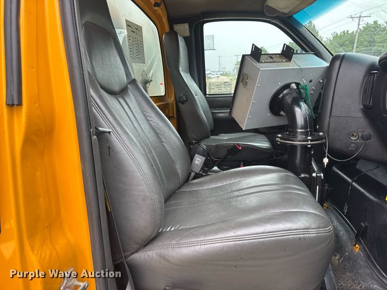 image for item DW3384 2005 Chevrolet C7500 oil distributor truck