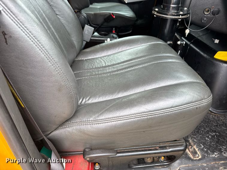 image for item DW3384 2005 Chevrolet C7500 oil distributor truck