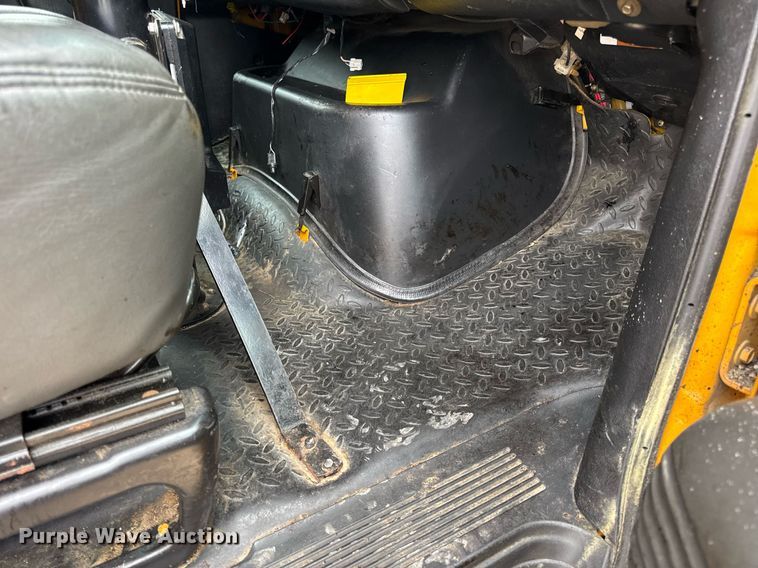 image for item DW3384 2005 Chevrolet C7500 oil distributor truck