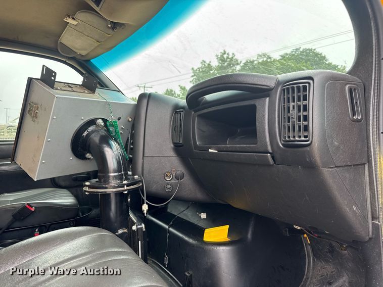 image for item DW3384 2005 Chevrolet C7500 oil distributor truck