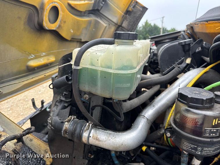 image for item DW3384 2005 Chevrolet C7500 oil distributor truck