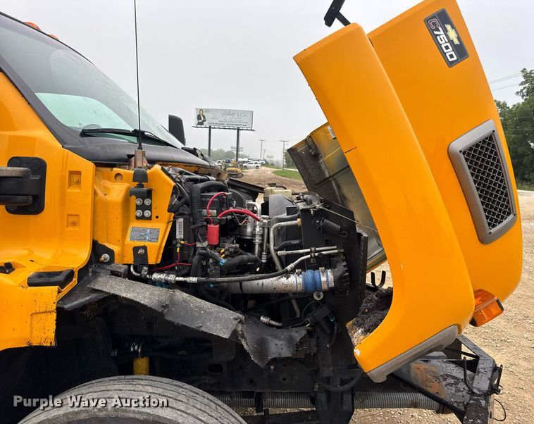 image for item DW3384 2005 Chevrolet C7500 oil distributor truck