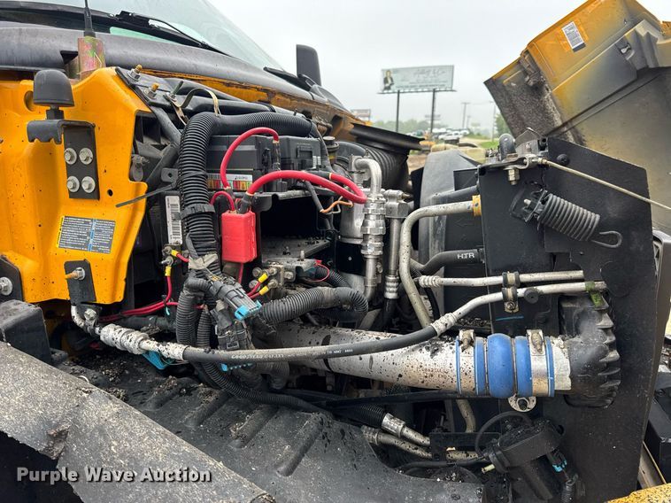 image for item DW3384 2005 Chevrolet C7500 oil distributor truck