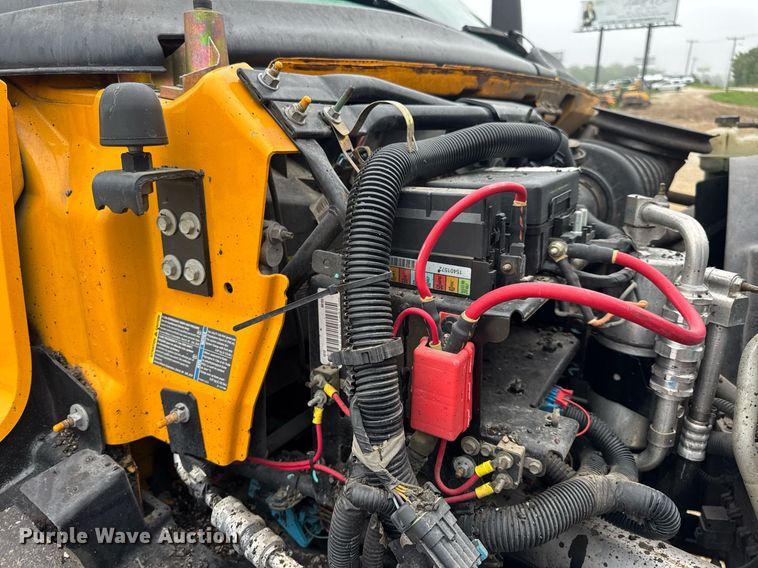 image for item DW3384 2005 Chevrolet C7500 oil distributor truck