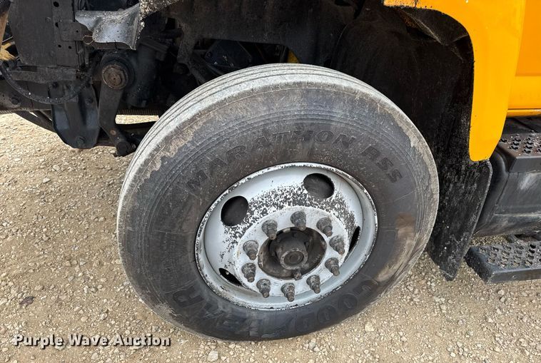 image for item DW3384 2005 Chevrolet C7500 oil distributor truck