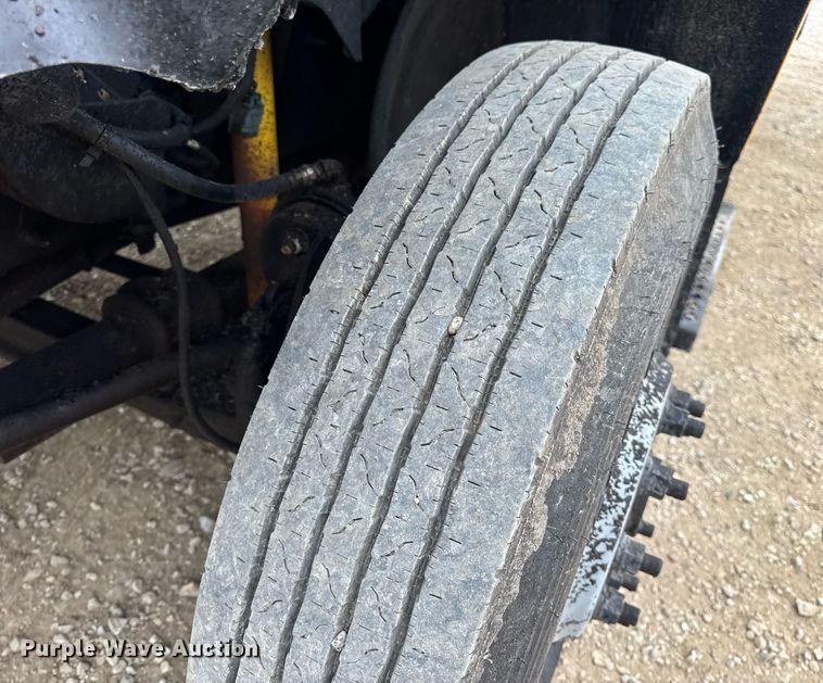 image for item DW3384 2005 Chevrolet C7500 oil distributor truck