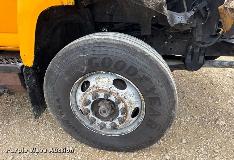 image for item DW3384 2005 Chevrolet C7500 oil distributor truck