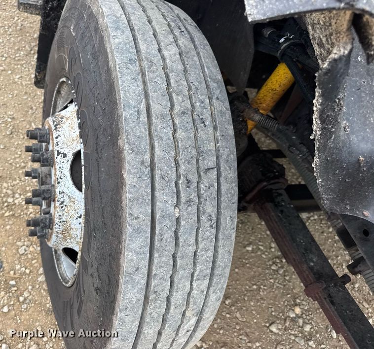 image for item DW3384 2005 Chevrolet C7500 oil distributor truck