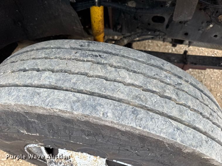 image for item DW3384 2005 Chevrolet C7500 oil distributor truck