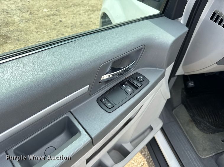 image for item DW3400 2010 Dodge Grand Caravan SE van
