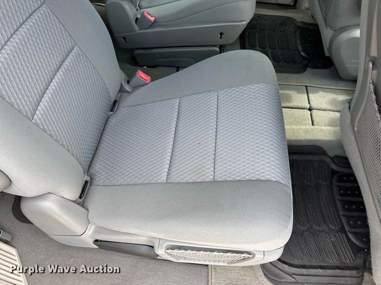 image for item DW3400 2010 Dodge Grand Caravan SE van