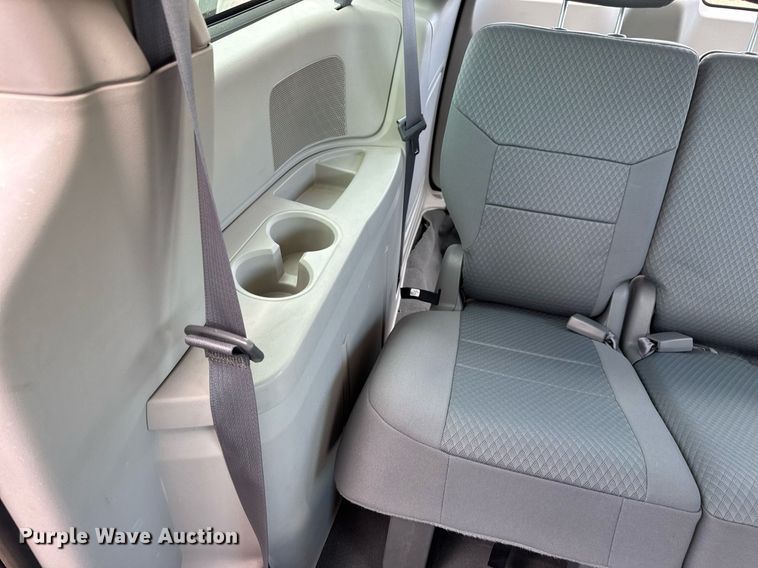 image for item DW3400 2010 Dodge Grand Caravan SE van