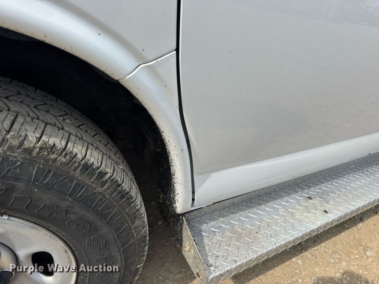 image for item DW3401 2014 GMC Savana G3500 van