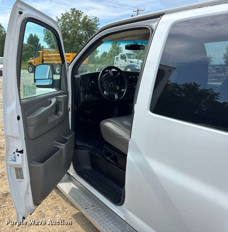 image for item DW3401 2014 GMC Savana G3500 van