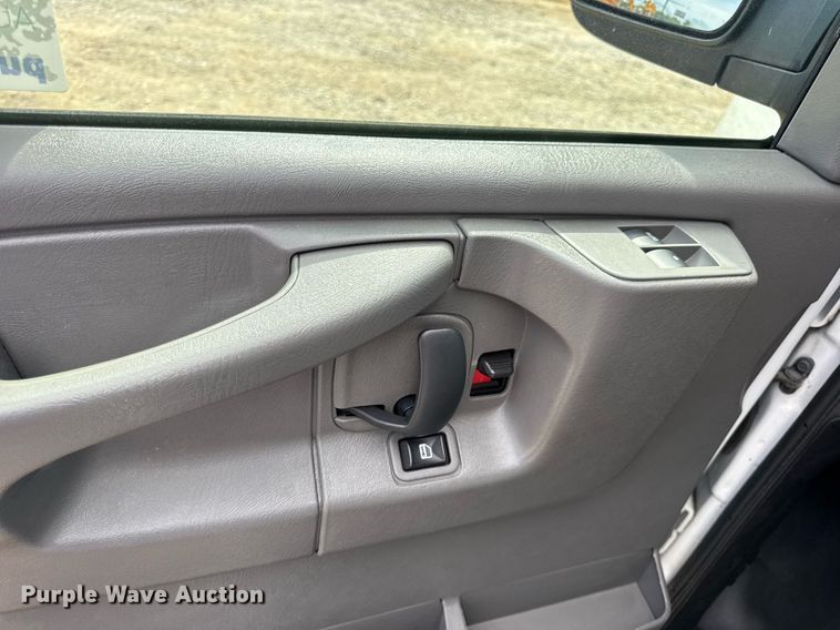 image for item DW3401 2014 GMC Savana G3500 van