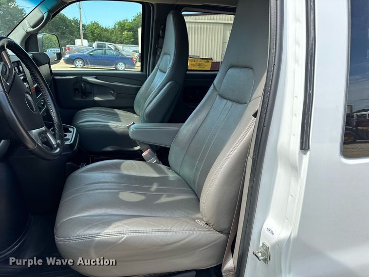 image for item DW3401 2014 GMC Savana G3500 van