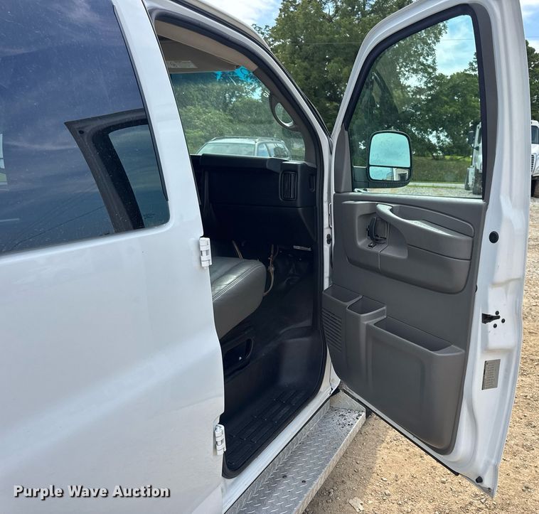 image for item DW3401 2014 GMC Savana G3500 van