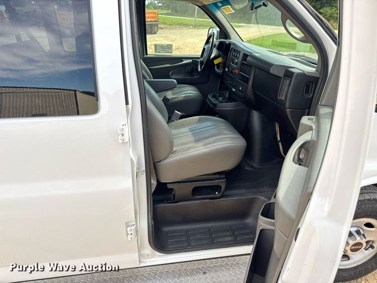 image for item DW3401 2014 GMC Savana G3500 van