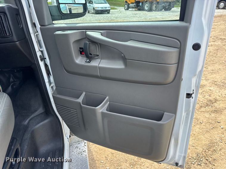 image for item DW3401 2014 GMC Savana G3500 van