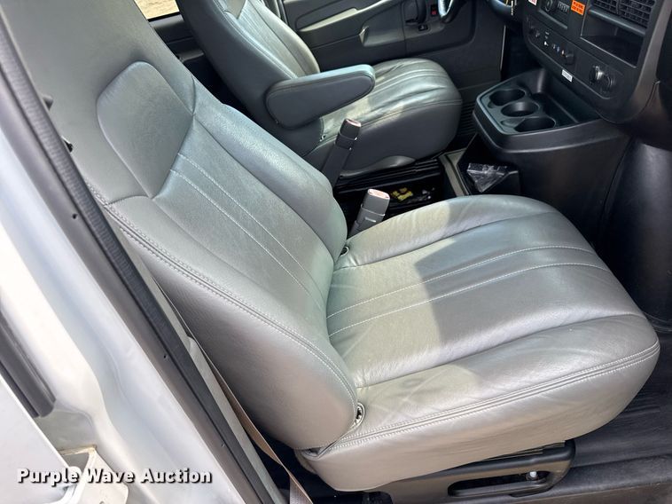 image for item DW3401 2014 GMC Savana G3500 van