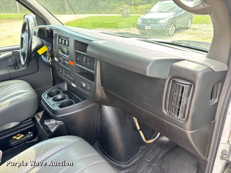 image for item DW3401 2014 GMC Savana G3500 van