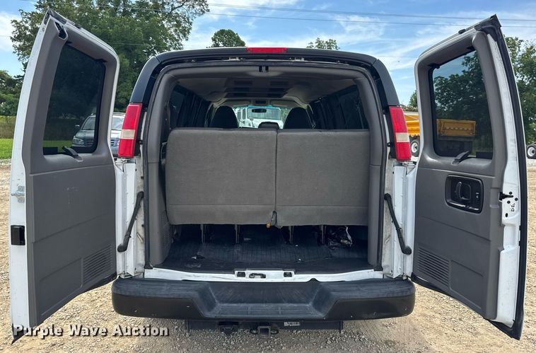 image for item DW3401 2014 GMC Savana G3500 van