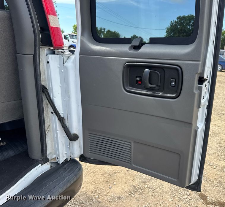 image for item DW3401 2014 GMC Savana G3500 van