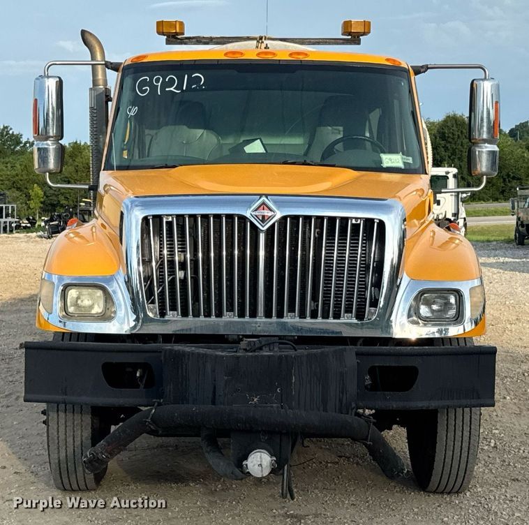 image for item DW3404 2006 International 7400 oil distributor truck