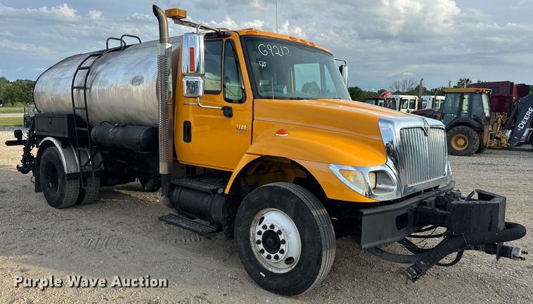 image for item DW3404 2006 International 7400 oil distributor truck