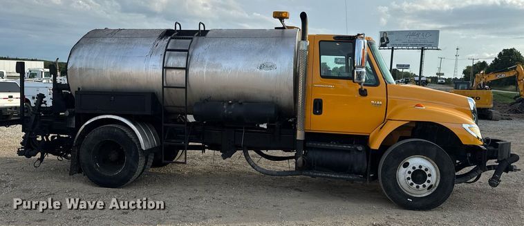 image for item DW3404 2006 International 7400 oil distributor truck