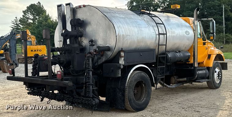 image for item DW3404 2006 International 7400 oil distributor truck