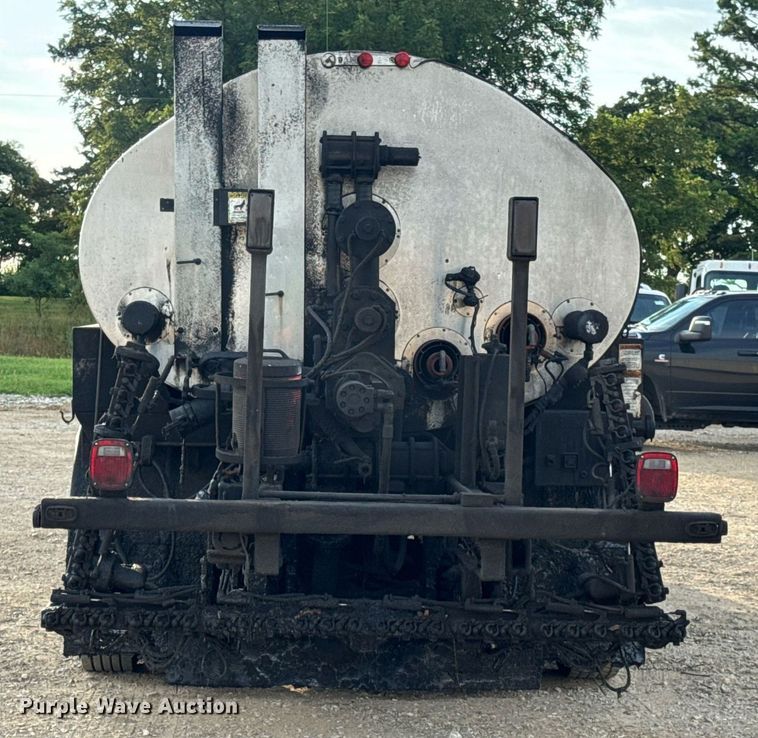 image for item DW3404 2006 International 7400 oil distributor truck