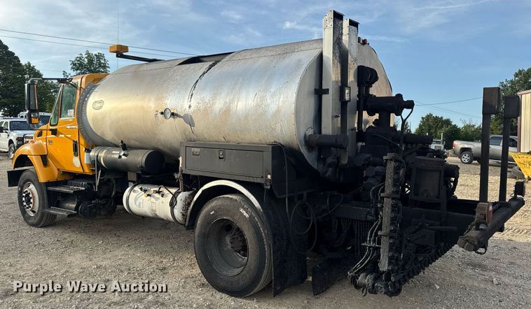 image for item DW3404 2006 International 7400 oil distributor truck