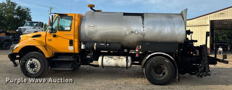 image for item DW3404 2006 International 7400 oil distributor truck