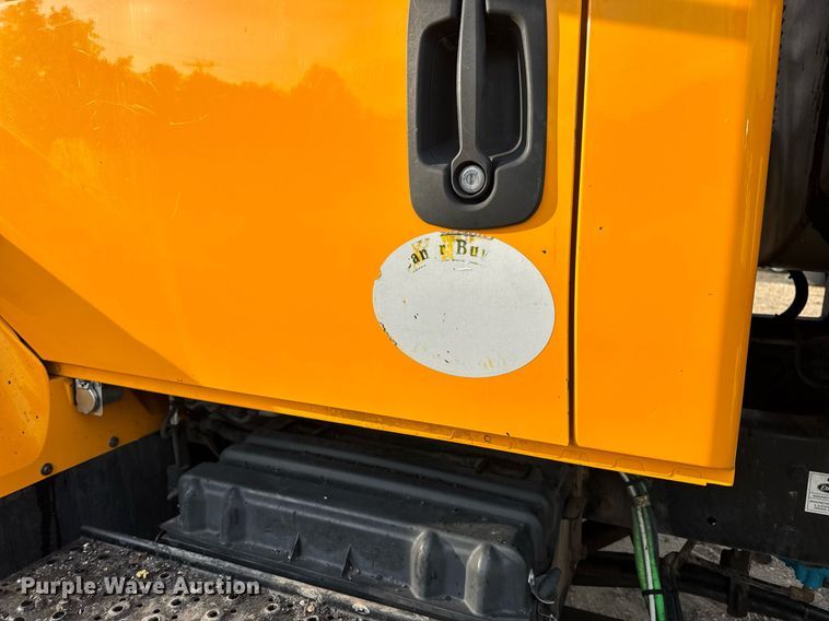 image for item DW3404 2006 International 7400 oil distributor truck