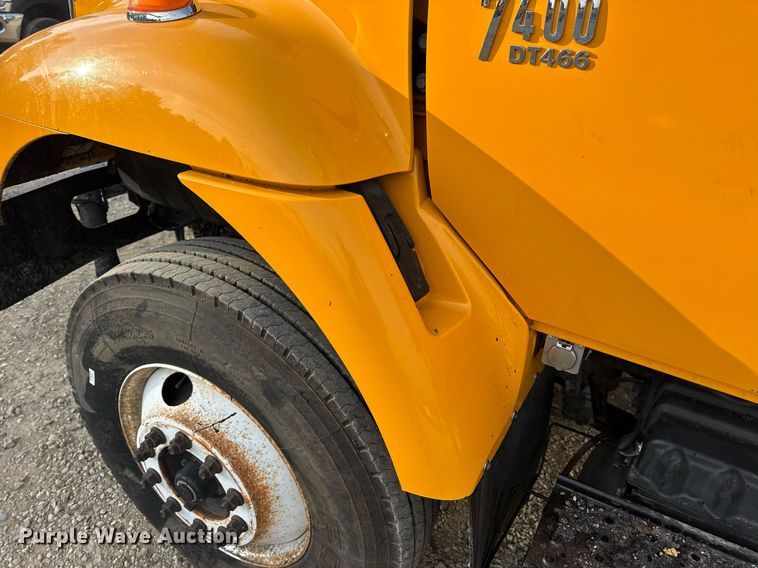 image for item DW3404 2006 International 7400 oil distributor truck