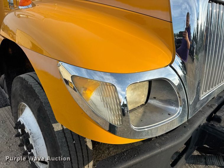 image for item DW3404 2006 International 7400 oil distributor truck