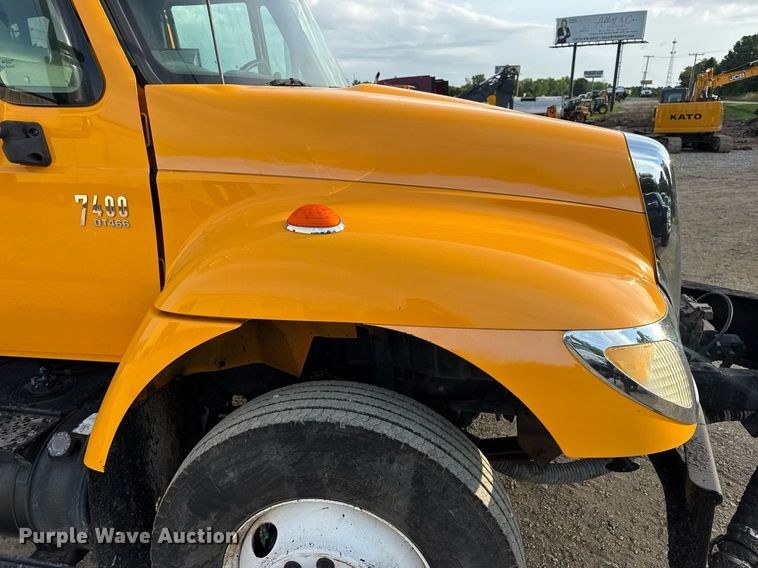 image for item DW3404 2006 International 7400 oil distributor truck