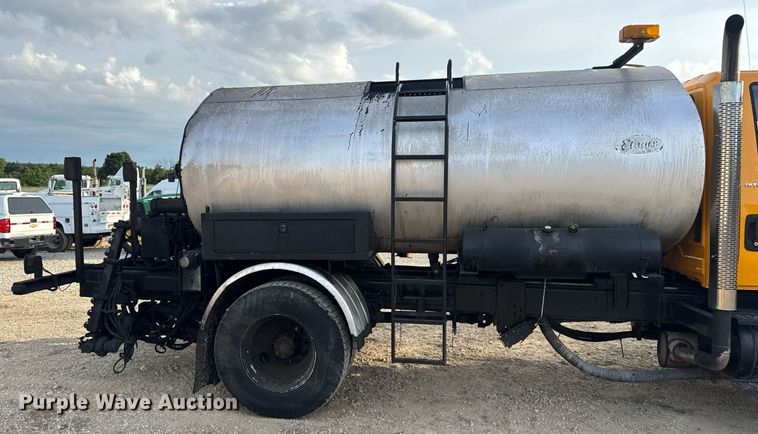 image for item DW3404 2006 International 7400 oil distributor truck