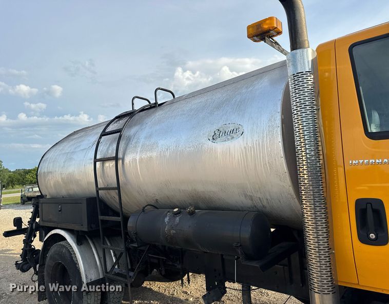 image for item DW3404 2006 International 7400 oil distributor truck