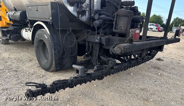 image for item DW3404 2006 International 7400 oil distributor truck