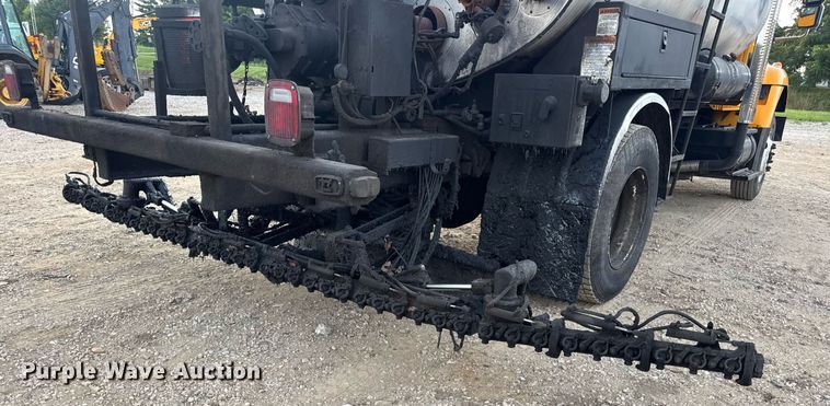 image for item DW3404 2006 International 7400 oil distributor truck