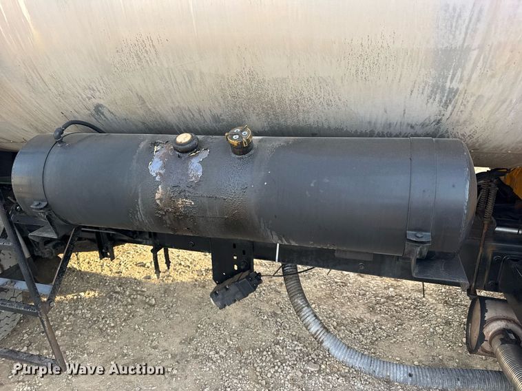 image for item DW3404 2006 International 7400 oil distributor truck