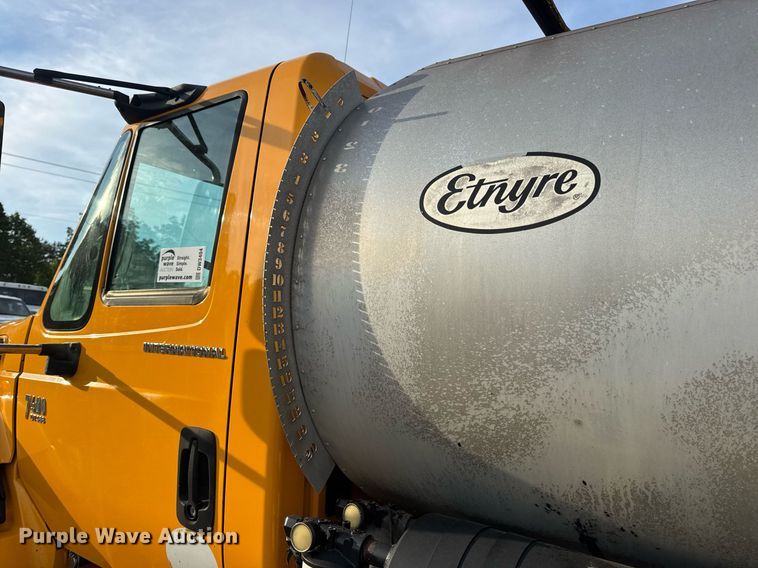 image for item DW3404 2006 International 7400 oil distributor truck