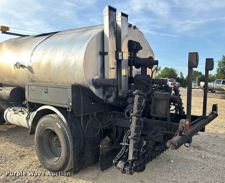 image for item DW3404 2006 International 7400 oil distributor truck