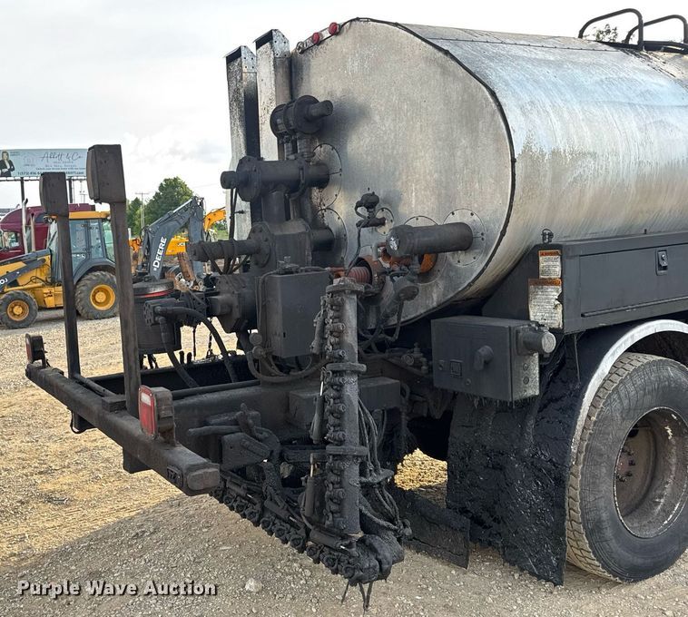 image for item DW3404 2006 International 7400 oil distributor truck