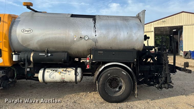 image for item DW3404 2006 International 7400 oil distributor truck