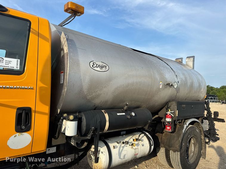 image for item DW3404 2006 International 7400 oil distributor truck