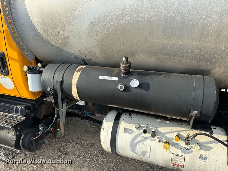 image for item DW3404 2006 International 7400 oil distributor truck