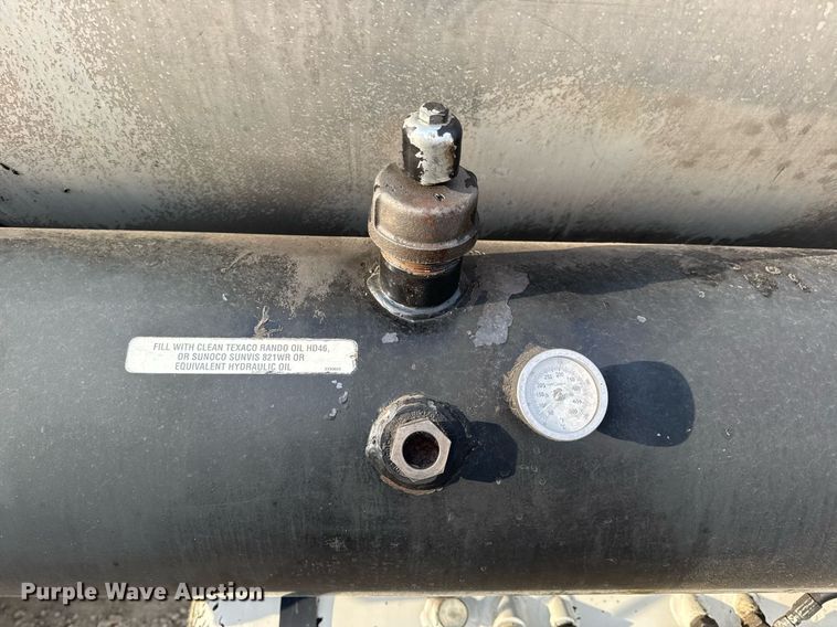 image for item DW3404 2006 International 7400 oil distributor truck